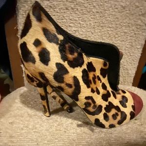 Jessica Simpson leopard print ankle booties with red toe size 7